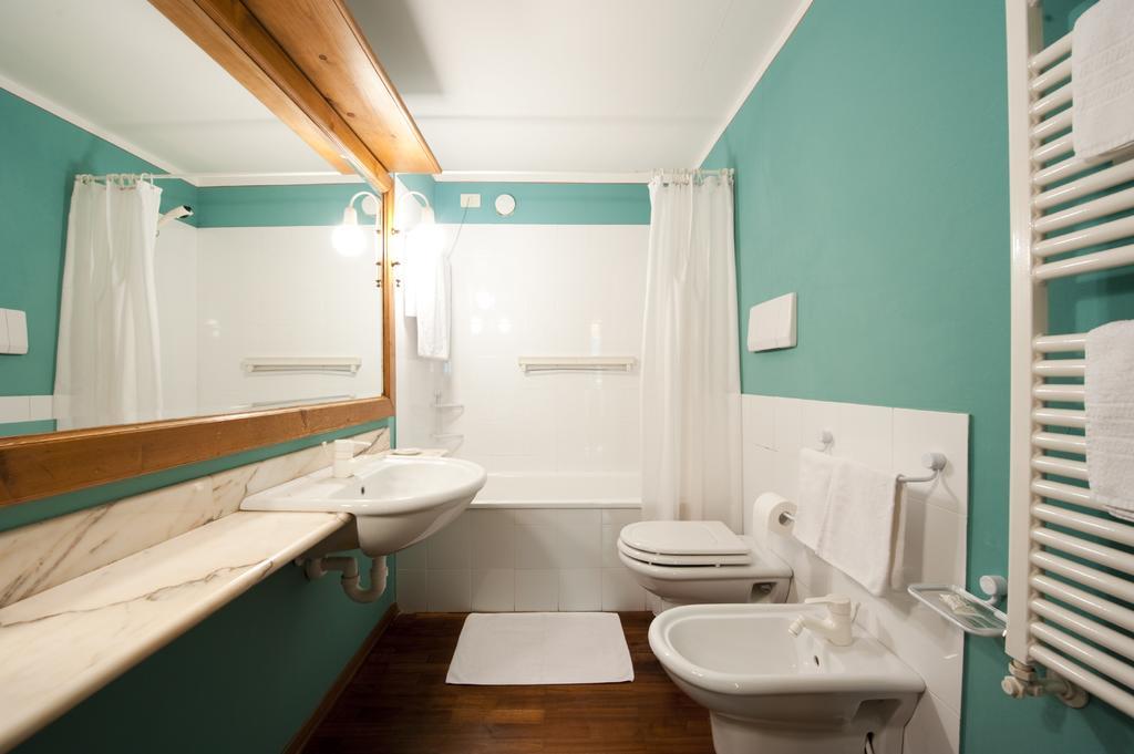 Holidays Dolomiti Apartment Resort Carisolo Eksteriør billede