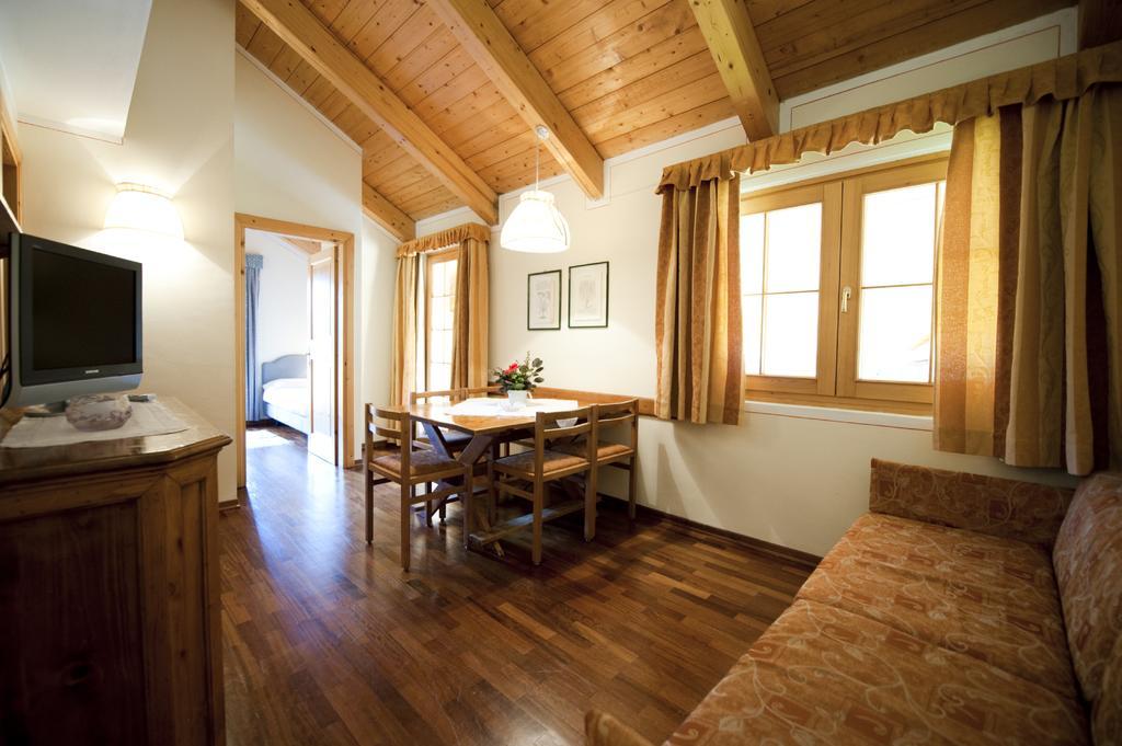 Holidays Dolomiti Apartment Resort Carisolo Værelse billede
