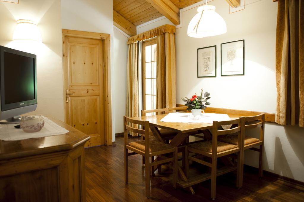 Holidays Dolomiti Apartment Resort Carisolo Værelse billede