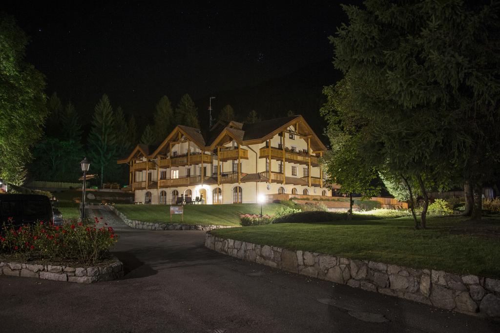 Holidays Dolomiti Apartment Resort Carisolo Eksteriør billede