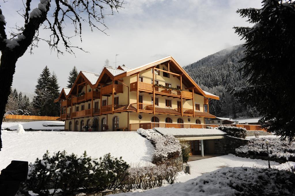 Holidays Dolomiti Apartment Resort Carisolo Eksteriør billede