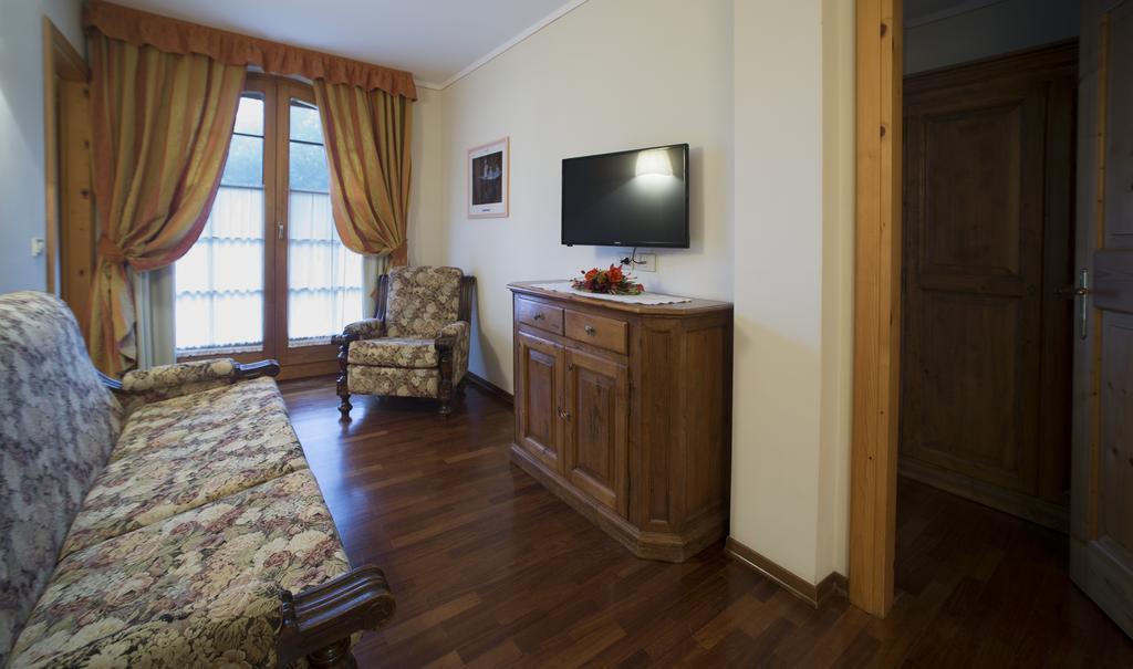 Holidays Dolomiti Apartment Resort Carisolo Eksteriør billede