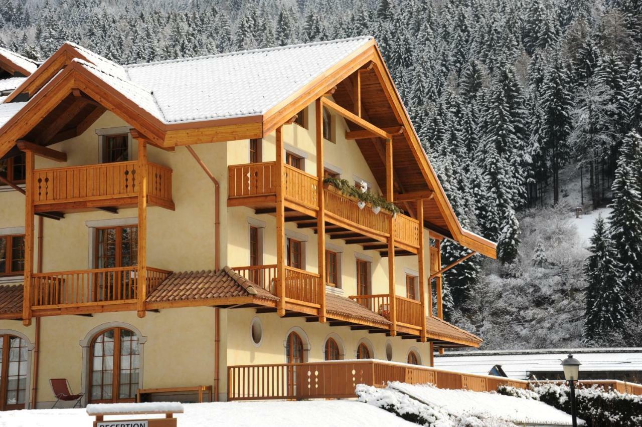 Holidays Dolomiti Apartment Resort Carisolo Eksteriør billede