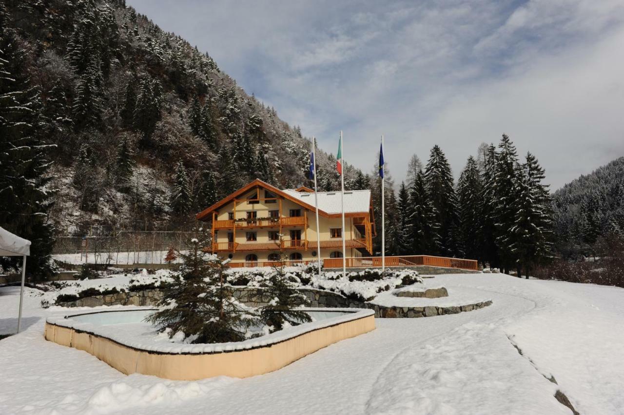 Holidays Dolomiti Apartment Resort Carisolo Eksteriør billede