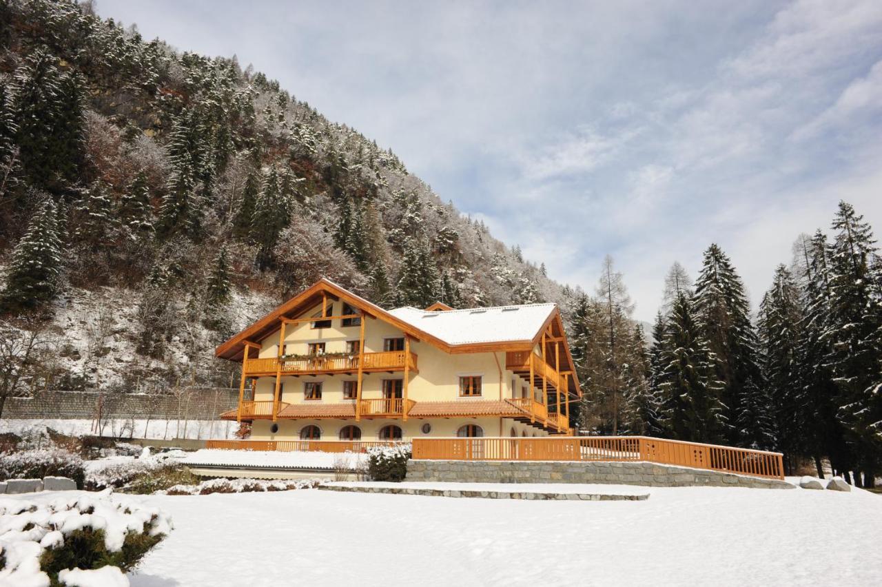 Holidays Dolomiti Apartment Resort Carisolo Eksteriør billede